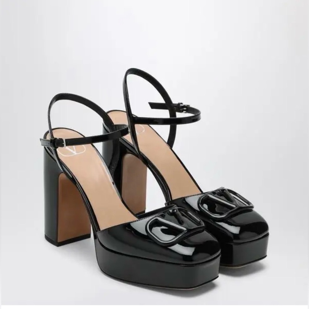 VALENTINO GARAVANI Signature VLogo Black Patent Leather Platform Pumps (Size:10)